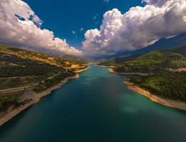 eau turquoise dans un lac de forêt de montagne avec des pins. vue aérienne du lac bleu et des forêts vertes. vue sur le lac entre forêt de montagne. sur l'eau cristalline d'un lac de montagne. eau fraiche photo