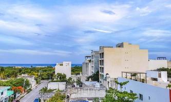 vue panoramique sur l'océan et la plage des caraïbes paysage urbain playa del carmen. photo