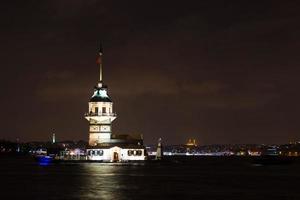 tour de la jeune fille à istanbul photo