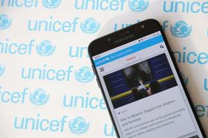 ternopil, ukraine - 2 mai 2022 site officiel de l'unicef sur l'écran du smartphone - programme des nations unies qui fournit une aide humanitaire et au développement aux enfants photo