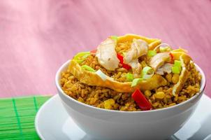 poulet au curry de riz avec omellete chinois croustillant photo