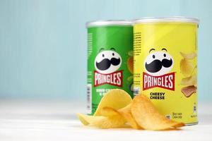 kharkiv, ukraine - 16 décembre 2021 produit pringles avec nouveau logo. pringles est une marque de croustilles de pommes de terre appartenant à la société kellogg photo