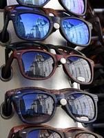 la célèbre cathédrale de florence se reflète dans les lunettes de soleil d'un kiosque à proximité photo