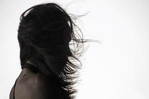 silhouette d'une femme aux cheveux longs un jour venteux photo