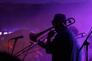 silhouette d'un musicien de jazz dans un bar sur scène photo