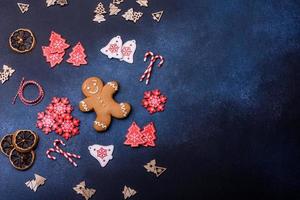 biscuits de pain d'épice faits maison de noël sur une table en béton foncé photo