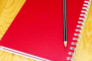 livre rouge sur table photo