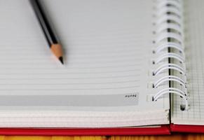 livre rouge sur table photo