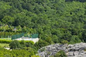 un terrain de volley et de basket est situé dans un parc naturel de montagne à ciel ouvert. photo