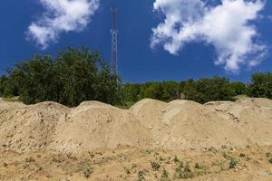 sable de chantier. montagne de sable sur chantier photo