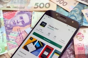 ternopil, ukraine - 24 avril 2022 application bancaire oschadbank sur l'écran du smartphone. oschadbank est une importante banque commerciale en ukraine photo