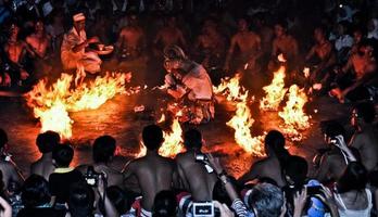 jimbaran, bali, indonésie, août 2022- danse kecak représentant un singe blanc brûlé par ravana photo