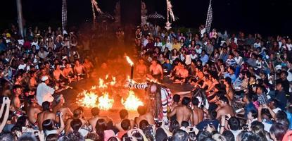 jimbaran, bali, indonésie, août 2022- danse kecak représentant un singe blanc brûlé par ravana photo