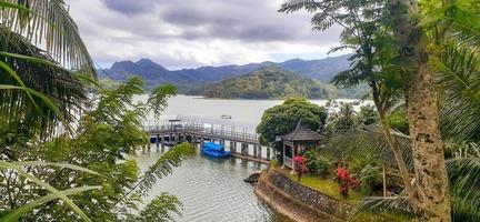 yogyakarta, indonésie - 15 septembre 2022 jetée au réservoir de sermo à yogyakarta, indonésie avec un fond montagneux et un ciel couvert photo