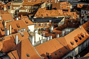 toits rouges des bâtiments de la ville de prague en république tchèque photo