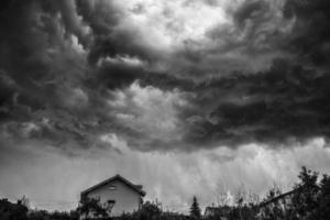 sombres nuages orageux au-dessus de la maison photo