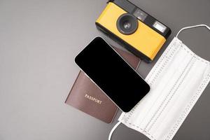 concept de voyage appareil photo vintage, smartphone, passeport, sur fond gris, avec espace de copie.
