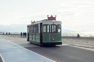 ancien tramway historique au bord de la mer photo