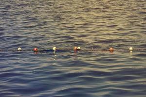 bouée corde barrière sur l'eau avec flotteurs photo