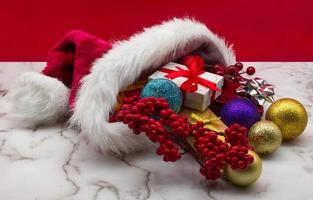 coffrets cadeaux de noël isolés sur table en marbre. décorations de Noël. photo