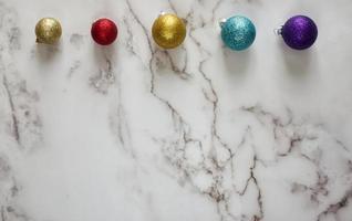 directement au-dessus de la photo de décorations de noël sur une table en marbre.