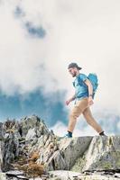 l'homme marche parmi les rochers dans les montagnes photo