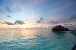 maisons des Maldives au lever du soleil photo