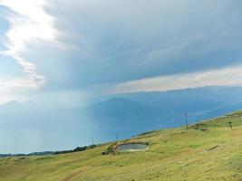 vue sur le lac de garde et la pente verte du monte baldo photo