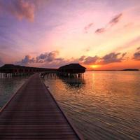 coucher de soleil sur la plage des Maldives photo