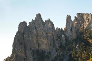 rochers ai-petri dans les montagnes de crimée photo