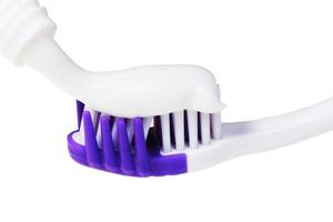 brosse à dents et dentifrice du tube isolé photo