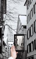 touriste prenant des photos de l'église et de la rue à zurich