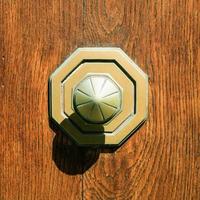 vieux bouton de porte en laiton à porte en bois extérieure photo
