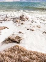 morceaux de sel cristallin sur la côte de la mer morte photo