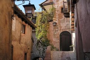 belle architecture et bâtiments anciens dans le village de montagne d'albarracin, espagne photo