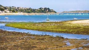 vue sur la ville de perros-guirec à travers l'estuaire photo