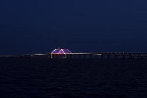 paysage marin avec vue sur l'illumination du pont de Crimée photo