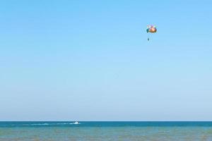 parachute ascensionnel sur la mer d'azov, station balnéaire de golubitskaya photo
