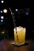 beau cocktail dans un verre avec un arrière-plan flou photo