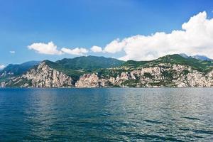 lac de garde depuis la ville de malcesine, italie photo