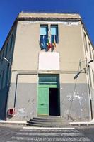 maison municipale avec des drapeaux de la sicile, de l'italie, de l'ue photo