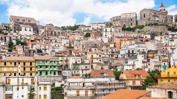 toits de la ville de castiglione di sicilia en sicile photo