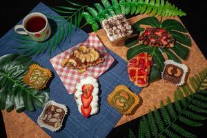 vue de dessus de table à dessert sur parquet décoré de feuilles. photo