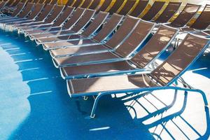 Chaises dans la zone de bronzage à l'arrière du paquebot de croisière photo