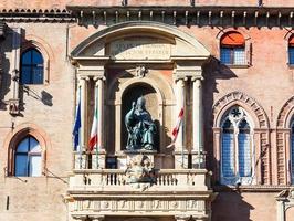 sculpture sur façade du palazzo comunale à bologne photo