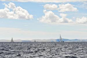 le bateau est à l'adriatique par temps venteux photo