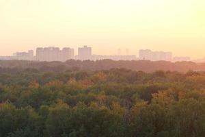 lever de soleil d'été chaud sur les maisons urbaines et le parc photo