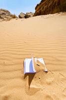 carnet de notes de bureau dans le sable rouge du désert photo