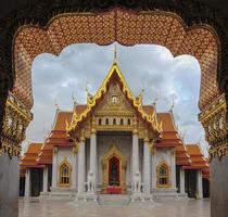 temple de marbre à bangkok (wat benchamabophit) photo