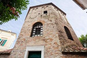 baptistère de néon à ravenne, italie photo